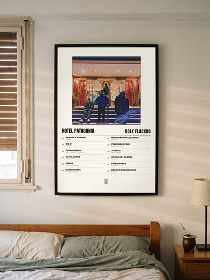 Póster de Hotel Patagonia de Doly Flackko enmarcado en una pared