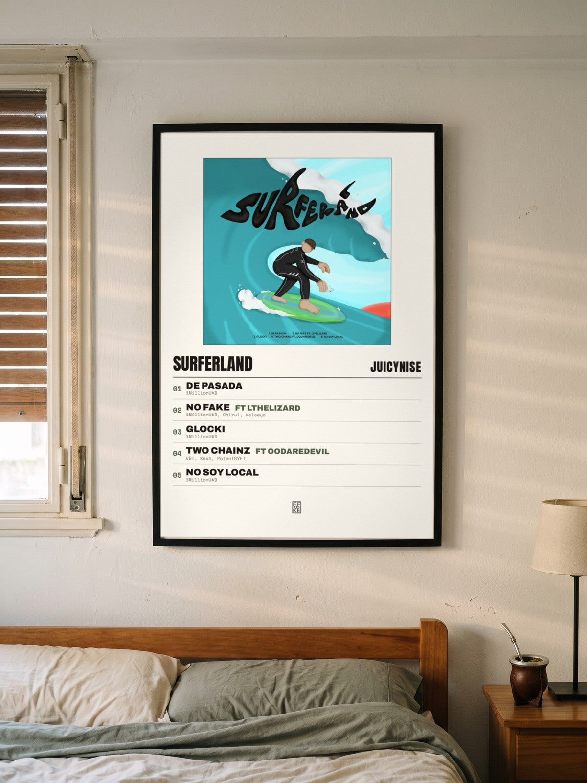 Póster de Surferland de JuicyNise enmarcado en una pared