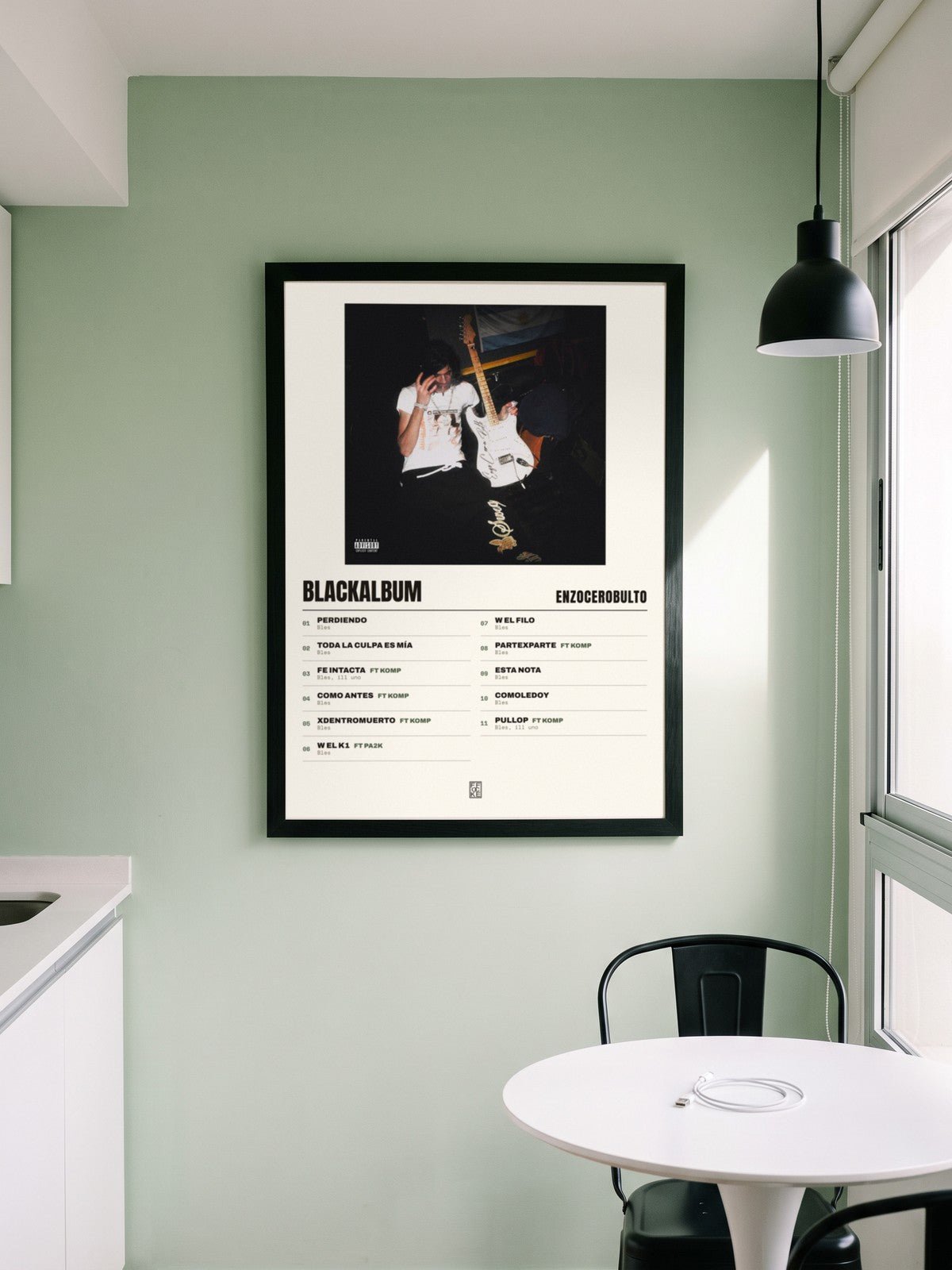 Póster de blackalbum de enzocerobulto enmarcado en una pared