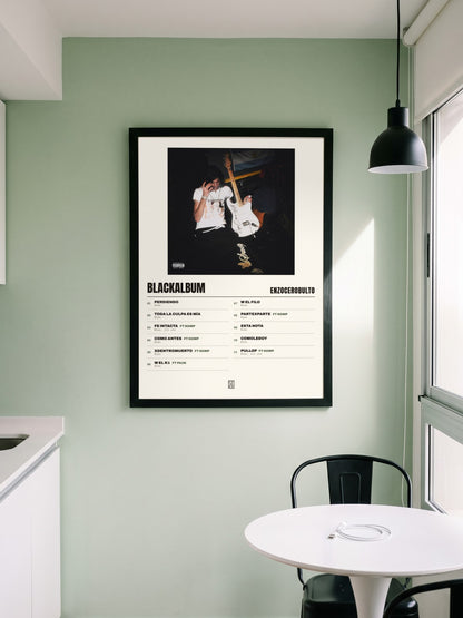 Póster de blackalbum de enzocerobulto enmarcado en una pared