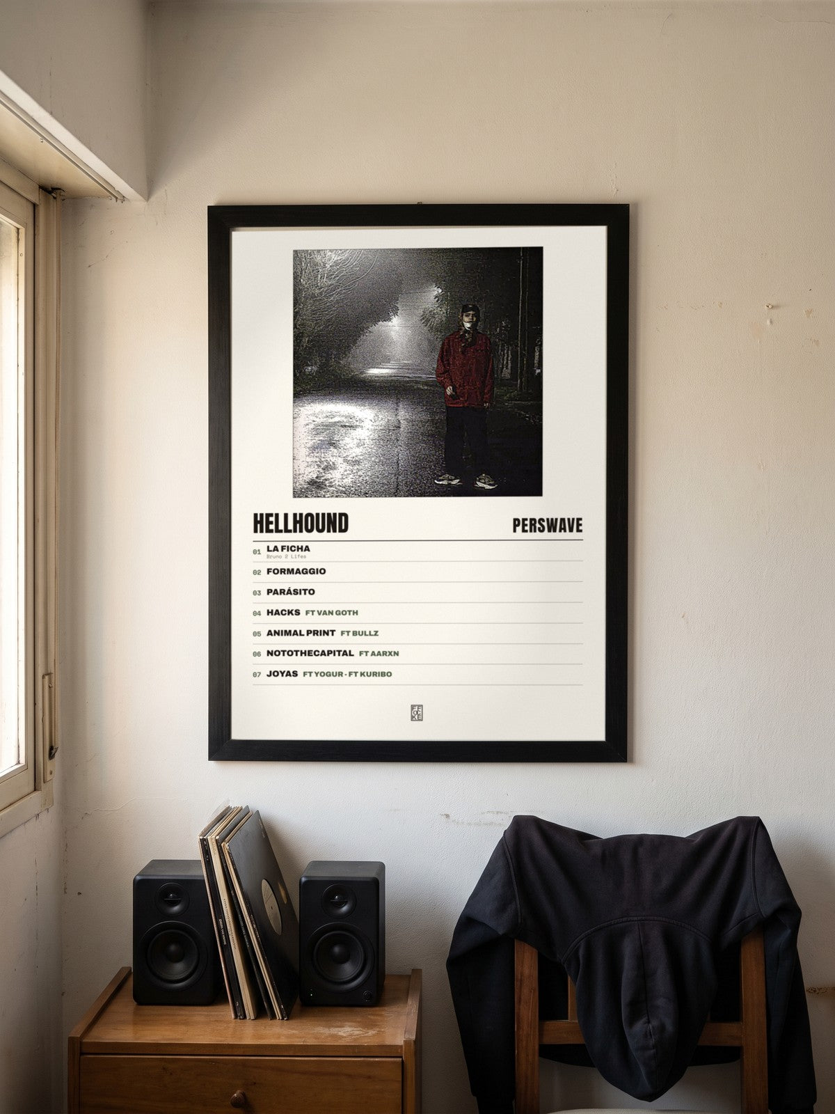 Póster de Hellhound de Perswave enmarcado en una pared