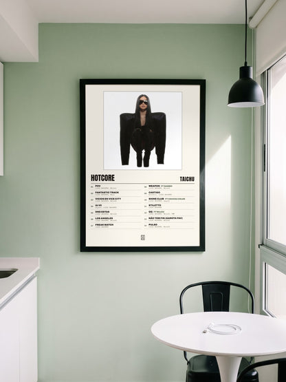 Póster de HOTCORE de TAICHU enmarcado en una pared