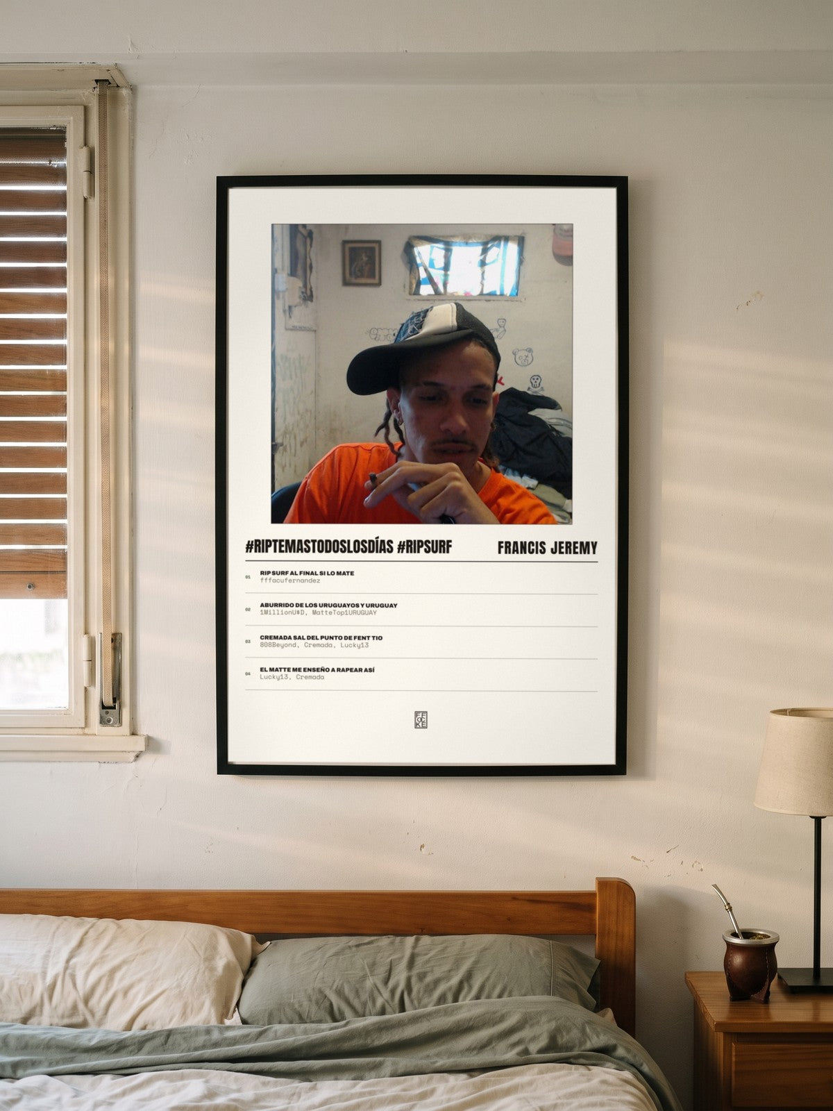Póster de #RIPTEMASTODOSLOSDÍAS #RIPSURF de Francis Jeremy enmarcado en una pared