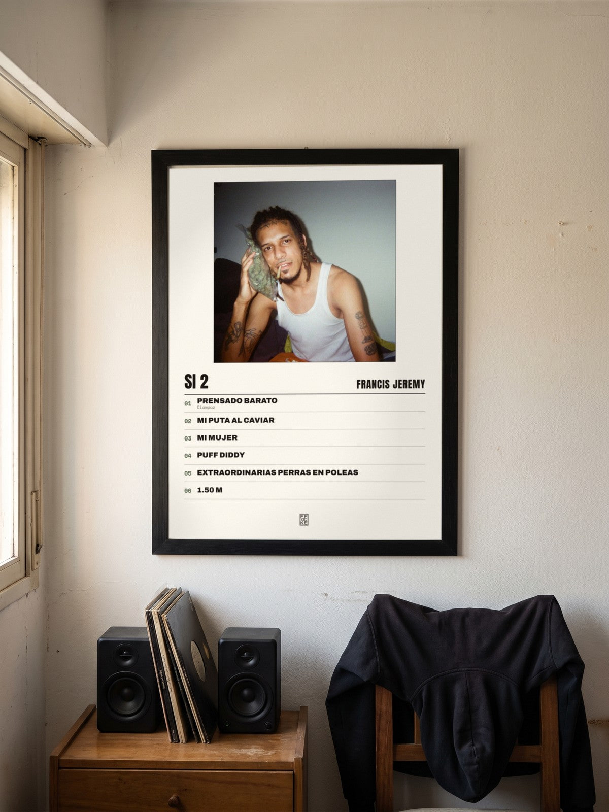 Póster de SI 2 de Francis Jeremy enmarcado en una pared