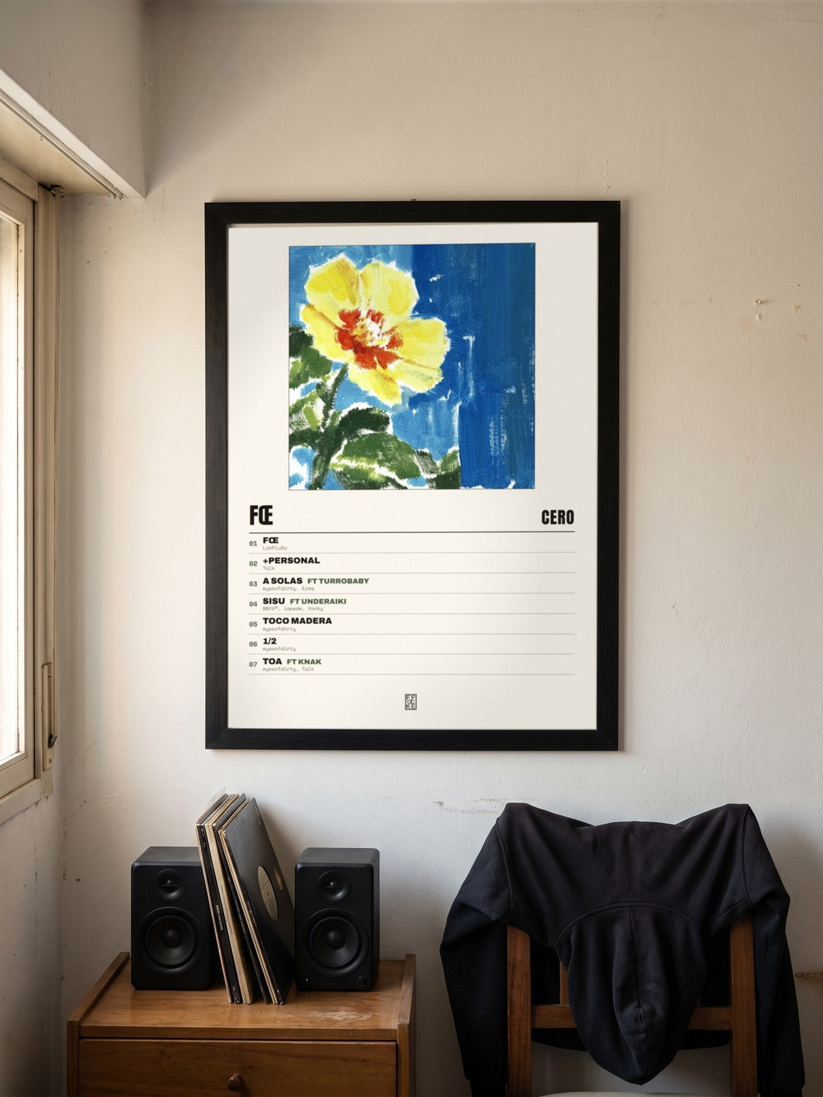 Póster de fœ de cero* enmarcado en una pared