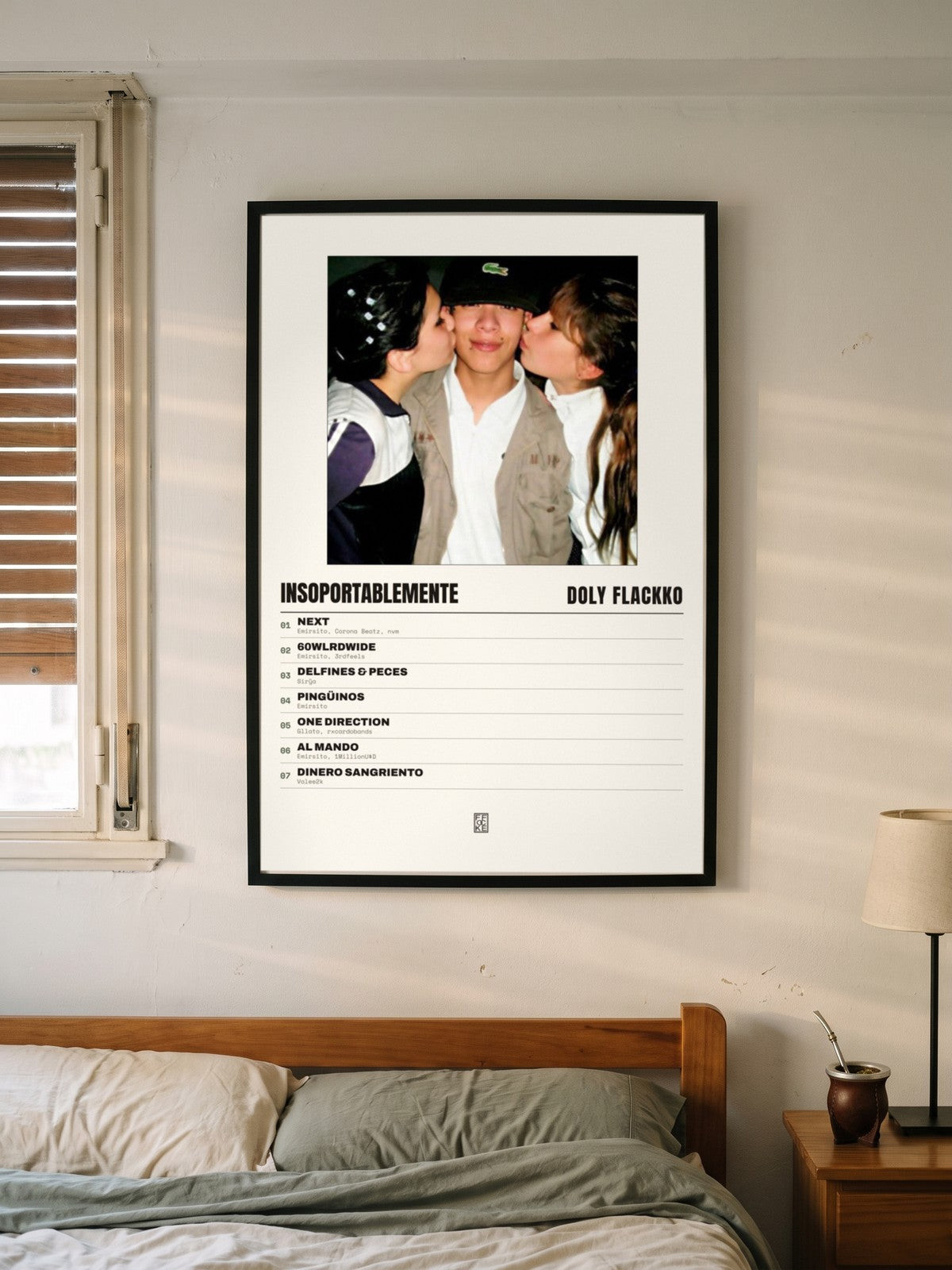 Póster de Insoportablemente de Doly Flackko enmarcado en una pared