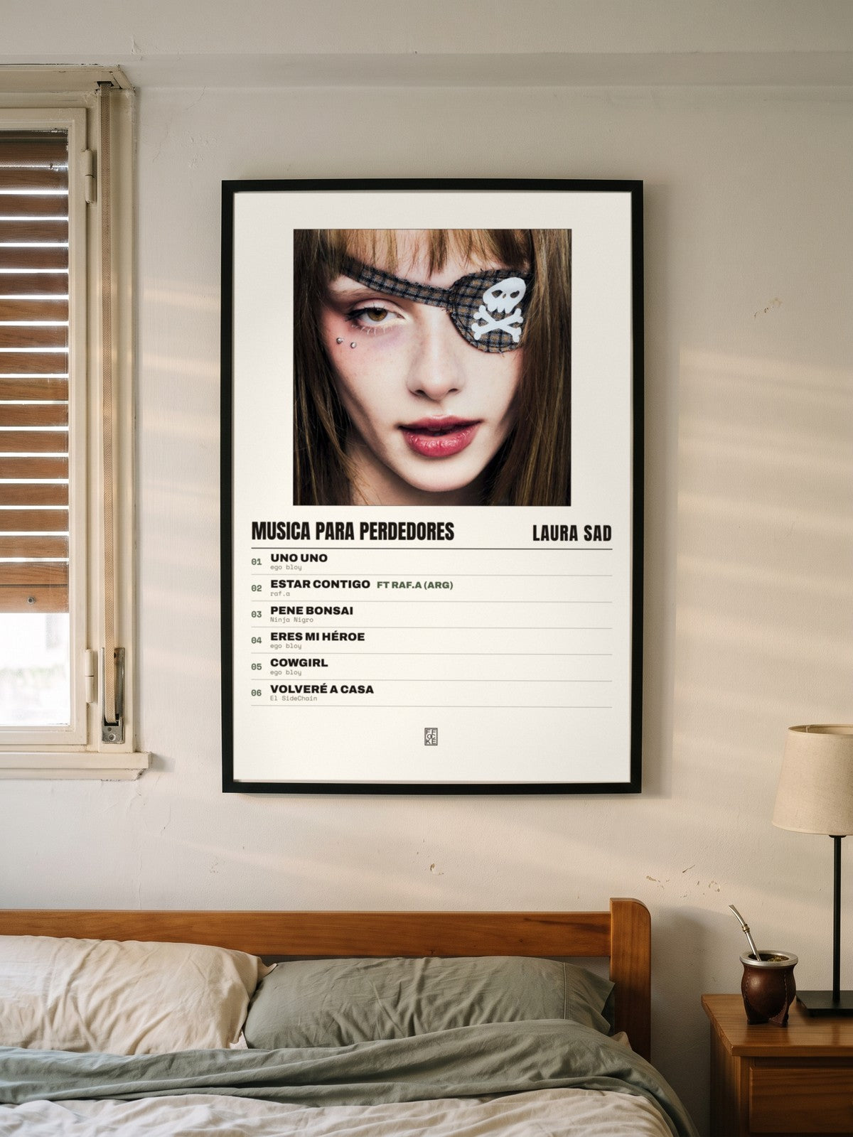 Póster de Musica para Perdedores de Laura Sad enmarcado en una pared