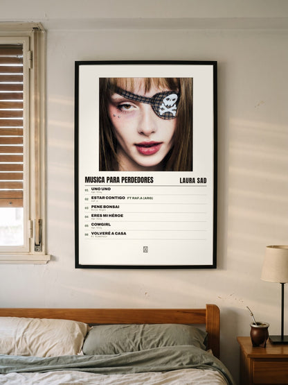 Póster de Musica para Perdedores de Laura Sad enmarcado en una pared
