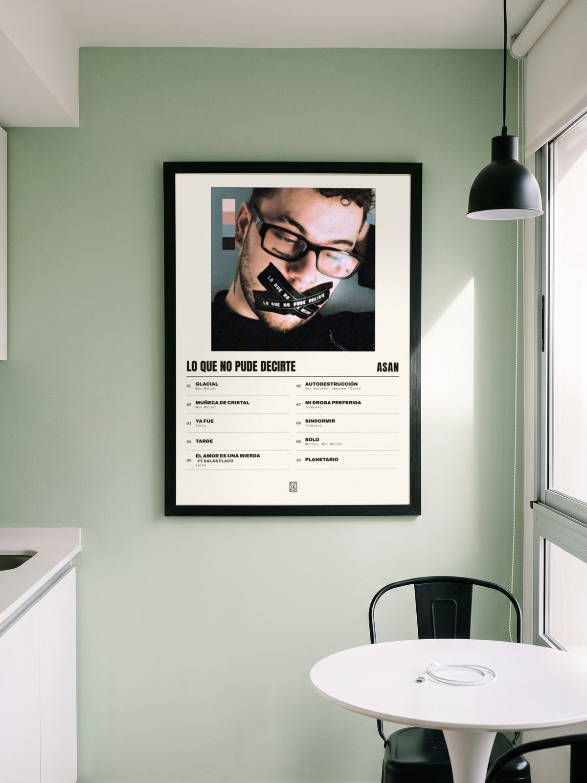 Póster de lo que no pude decirte de Asan enmarcado en una pared
