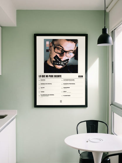 Póster de lo que no pude decirte de Asan enmarcado en una pared