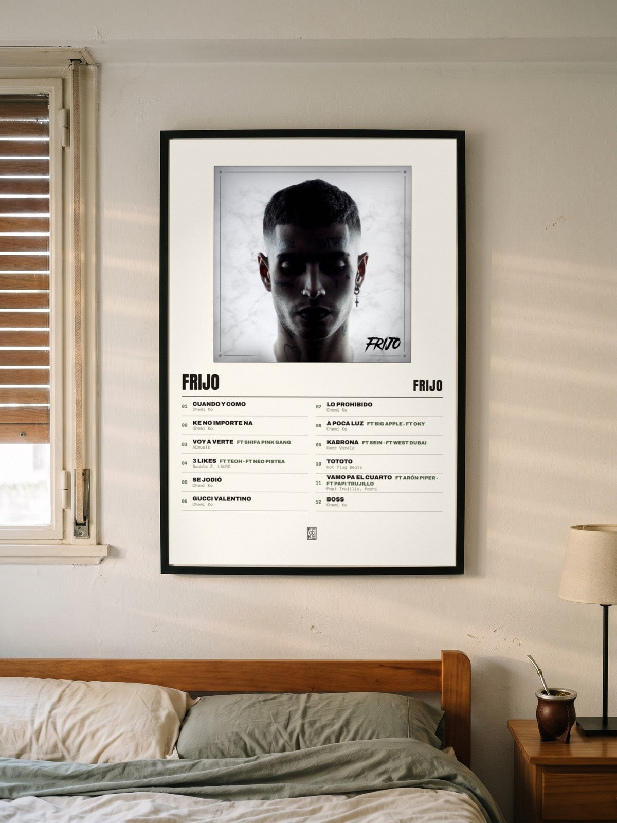 Póster de Frijo de Frijo enmarcado en una pared