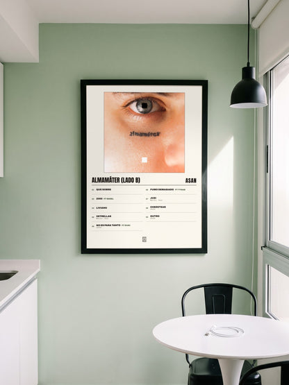 Póster de Almamáter (Lado B) de Asan enmarcado en una pared