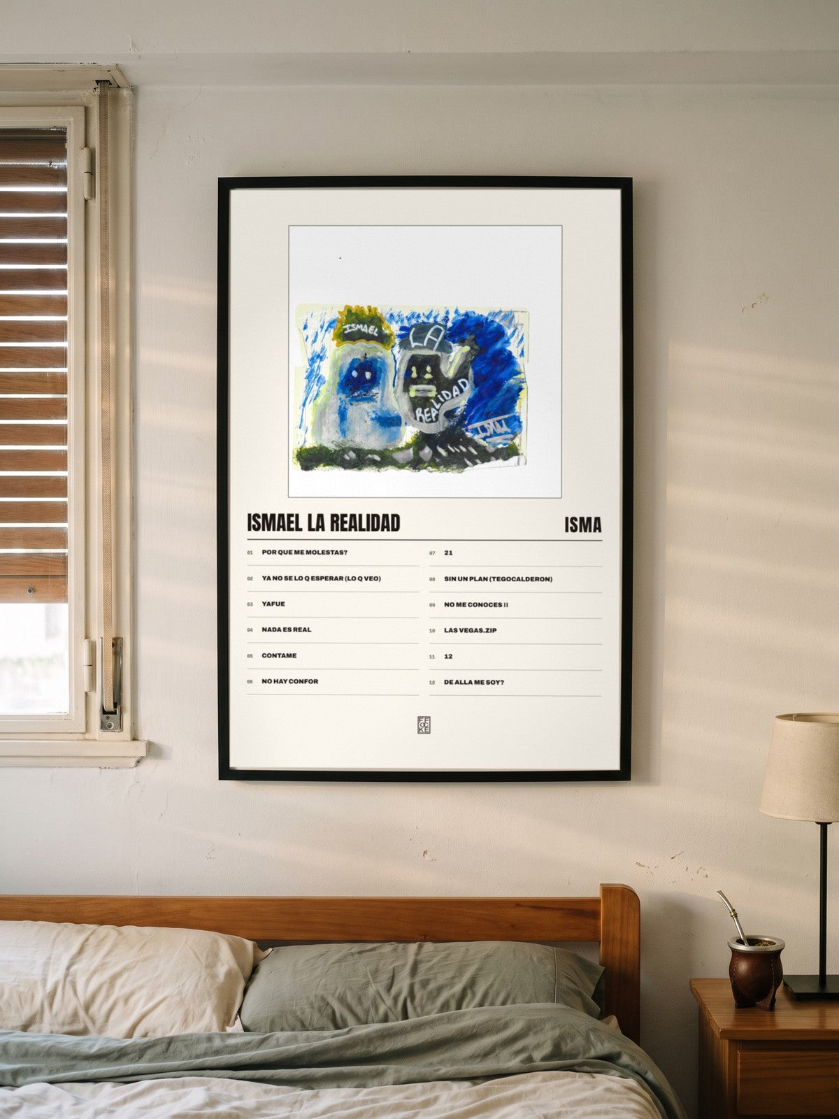 Póster de ismael la realidad de ISMA enmarcado en una pared