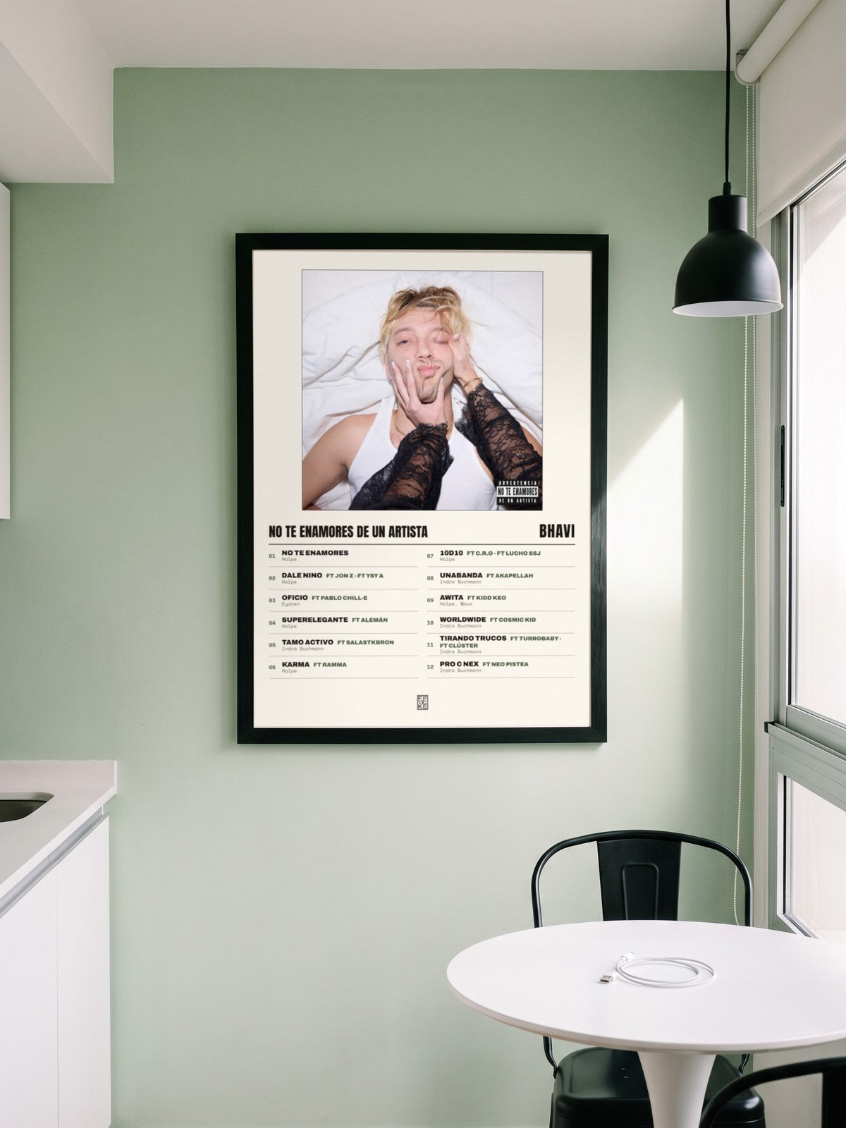 Póster de NO TE ENAMORES DE UN ARTISTA de Bhavi enmarcado en una pared