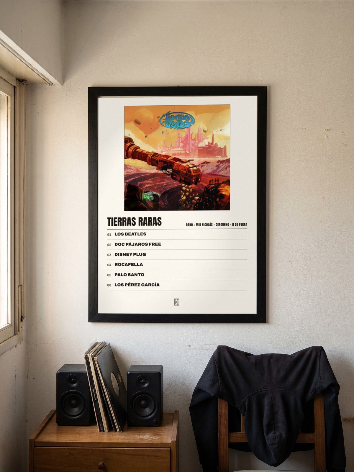 Póster de Tierras Raras de Dano × Mir Nicolás × Cerounno × H de Perra enmarcado en una pared