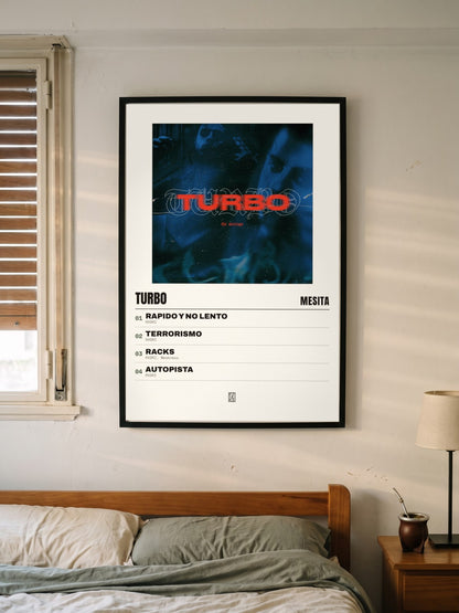 Póster de TURBO de Mesita enmarcado en una pared