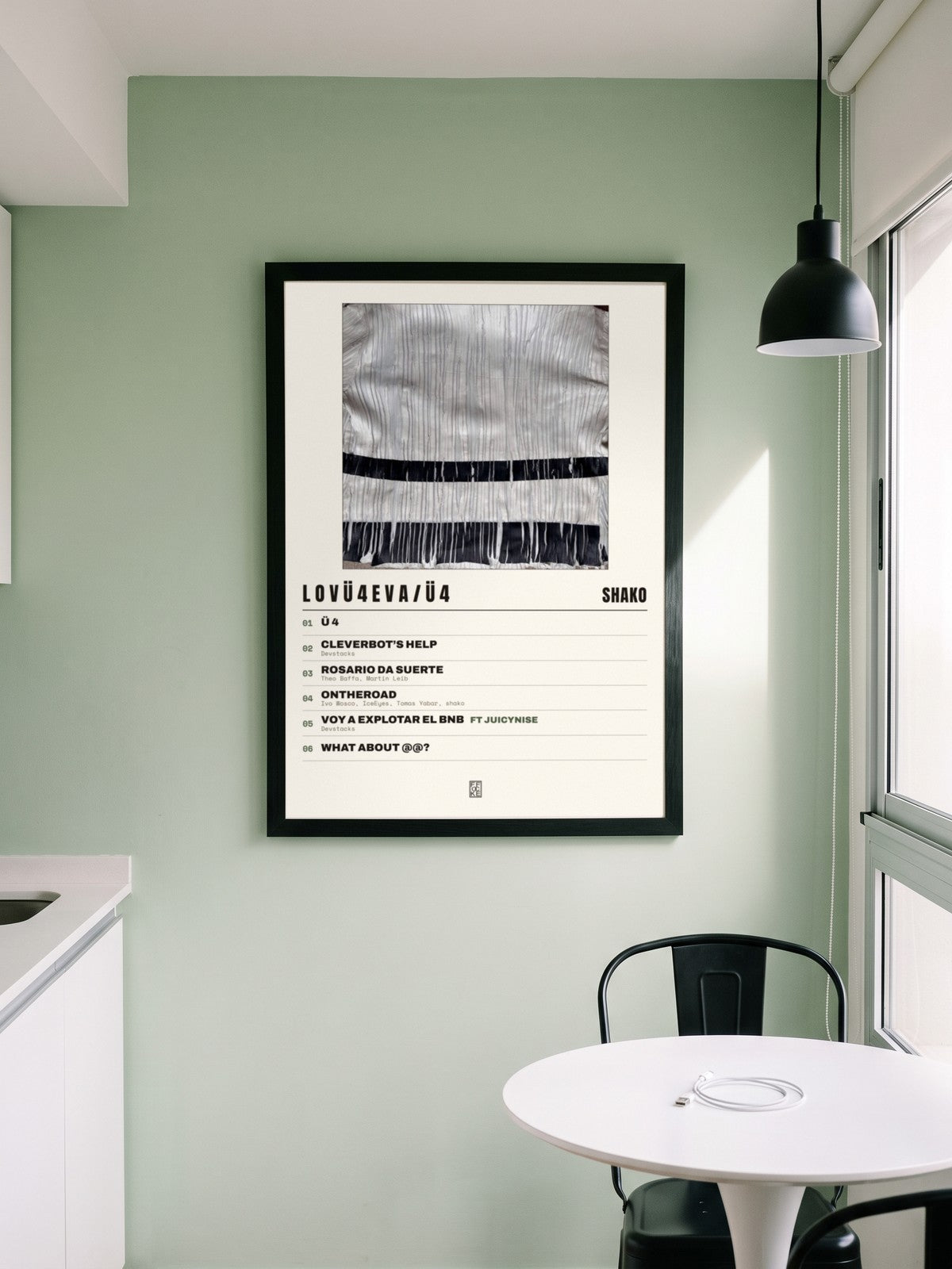 Póster de l o v ü 4 e v a / ü 4 de Shako enmarcado en una pared