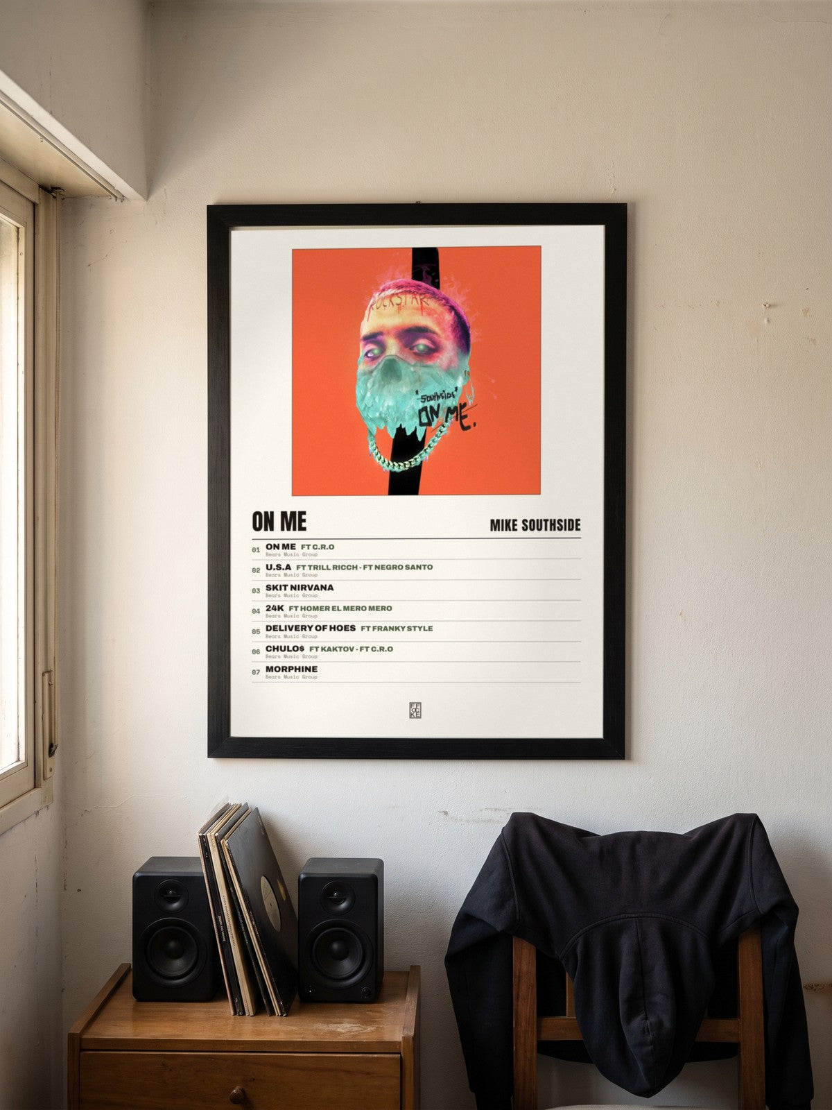 Póster de On Me de Mike Southside enmarcado en una pared