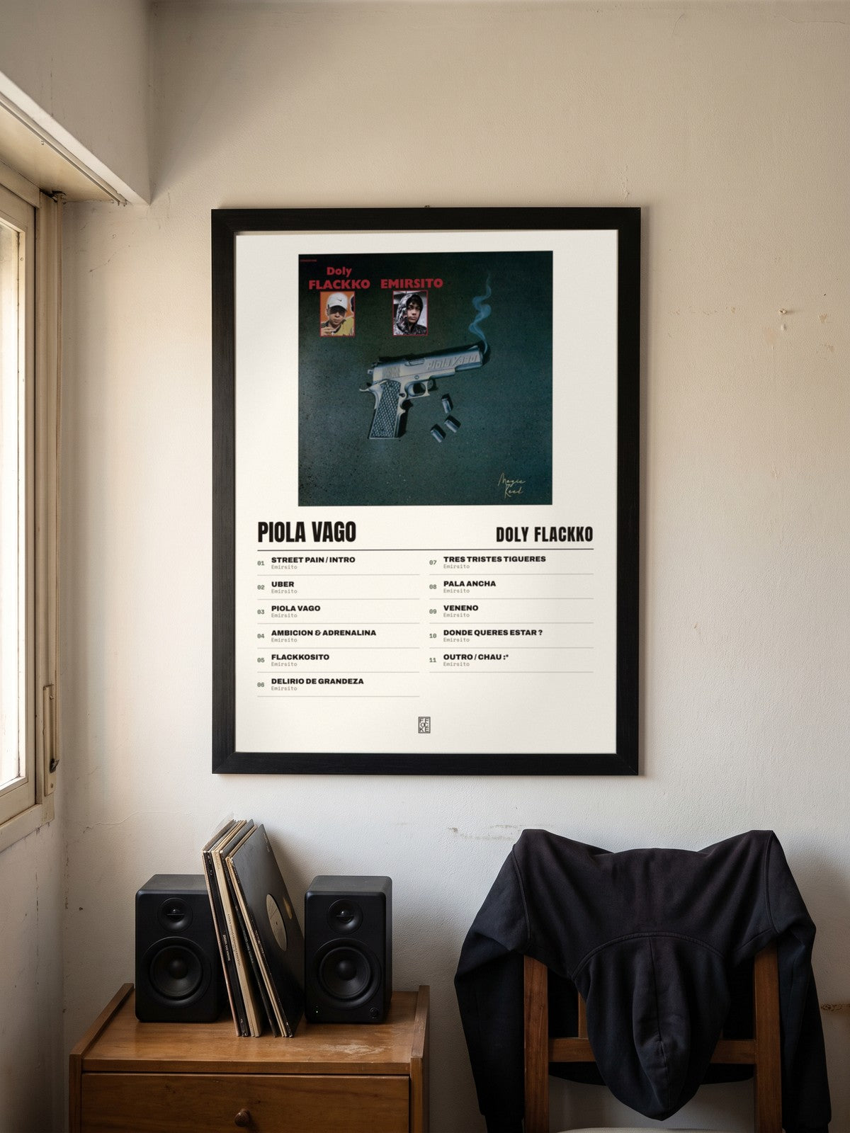 Póster de Piola Vago de Doly Flackko enmarcado en una pared