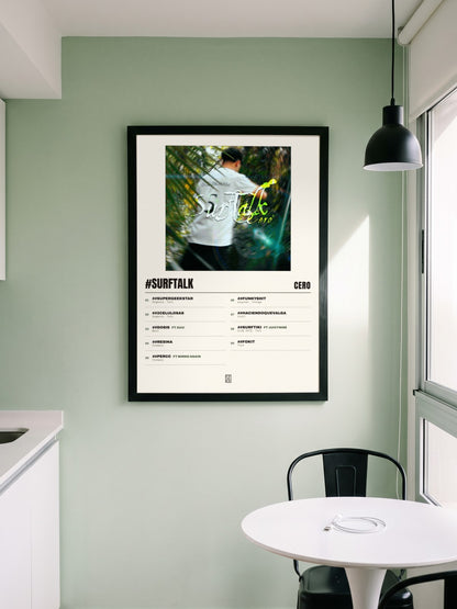 Póster de #SurfTalk de cero* enmarcado en una pared