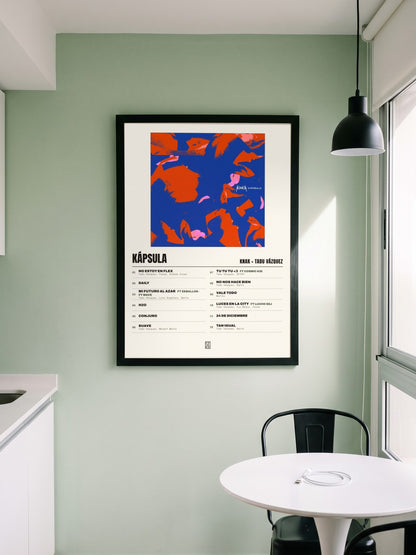 Póster de Kápsula de Knak × Tadu Vázquez enmarcado en una pared