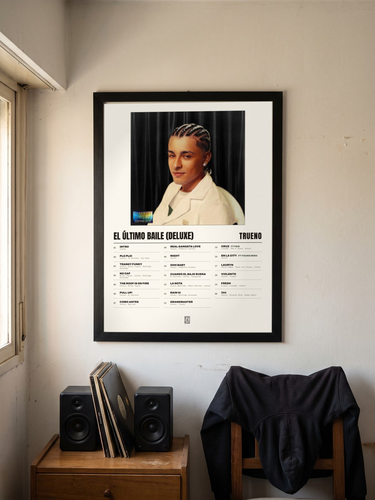 Póster de EL ÚLTIMO BAILE (DELUXE) de Trueno enmarcado en una pared