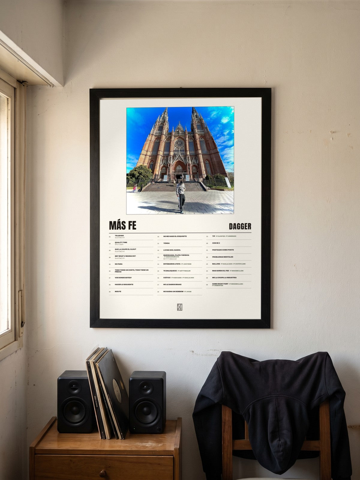 Póster de Más Fe de Dagger enmarcado en una pared