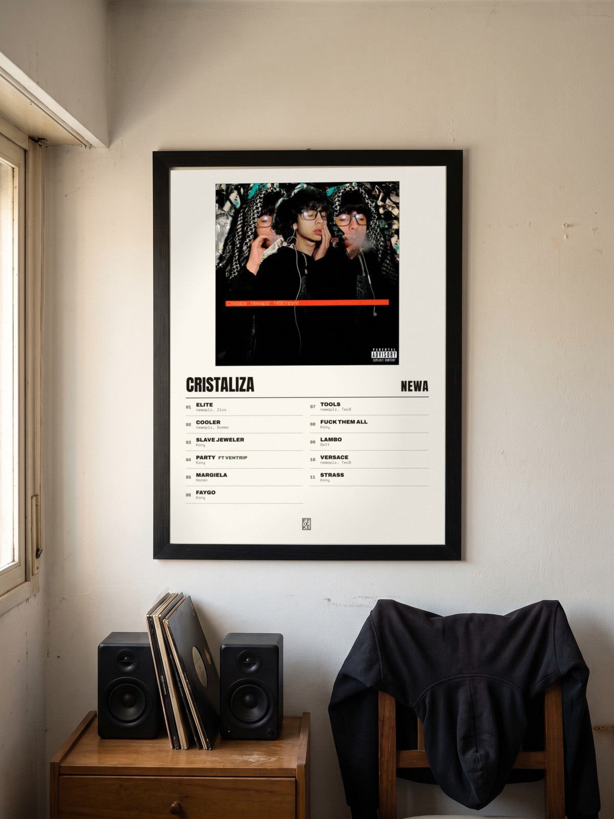 Póster de Cristaliza de NEWA enmarcado en una pared