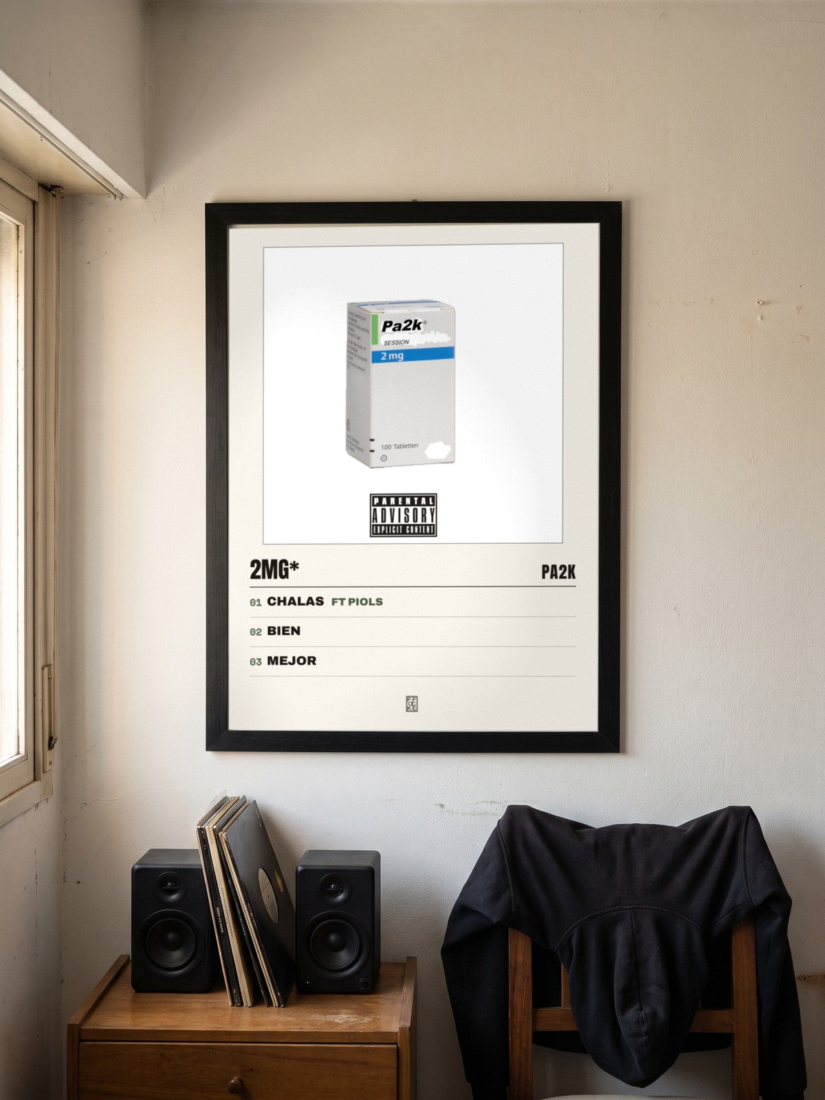 Póster de 2Mg* de Pa2k enmarcado en una pared