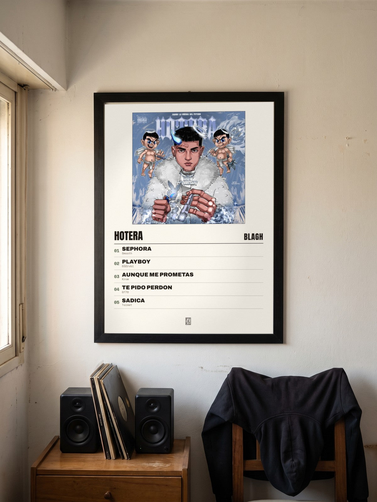 Póster de HOTERA de Blagh enmarcado en una pared