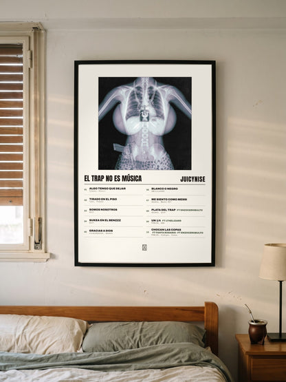 Póster de El trap no es música de JuicyNise enmarcado en una pared