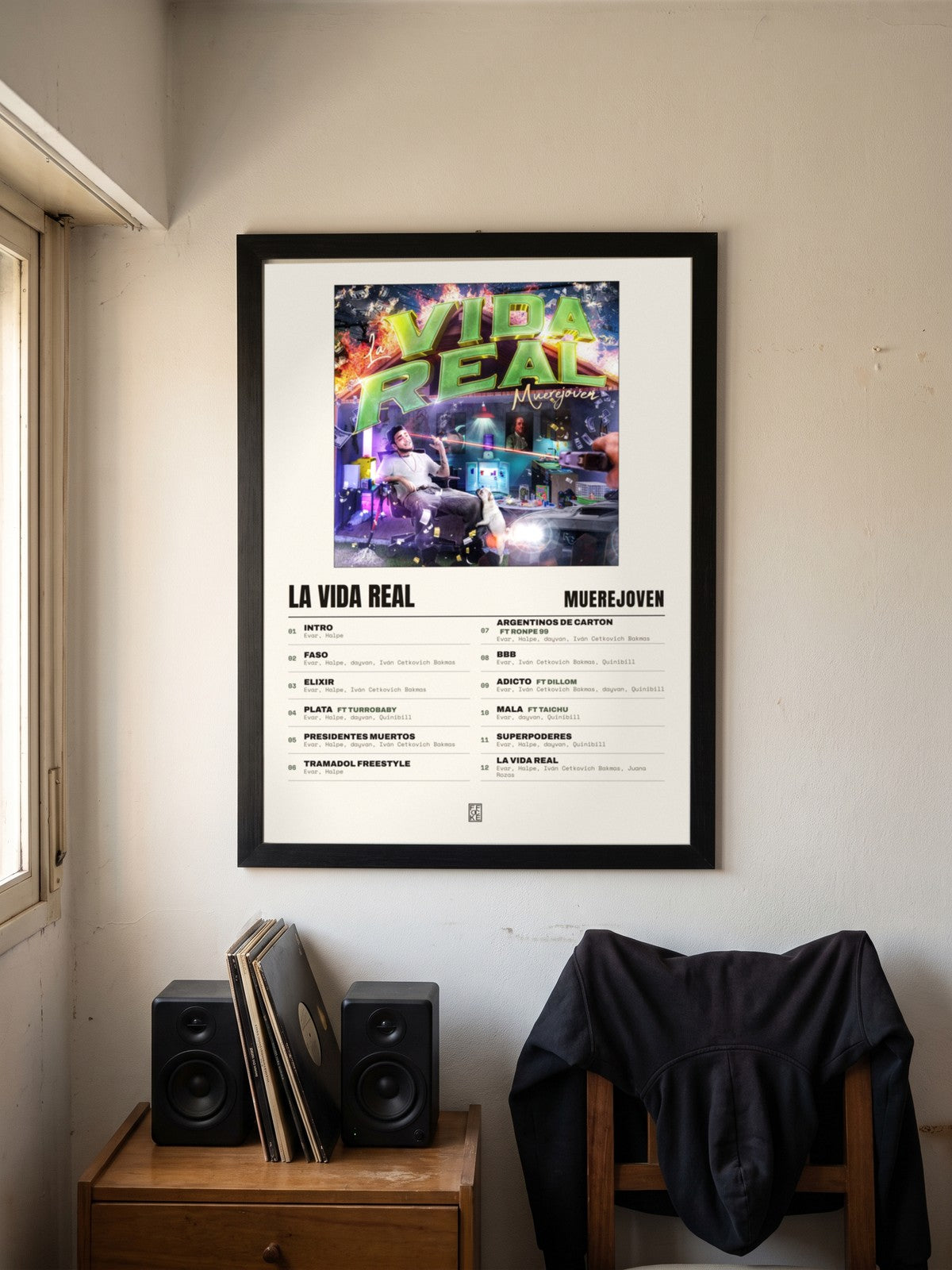 Póster de La Vida Real de Muerejoven enmarcado en una pared