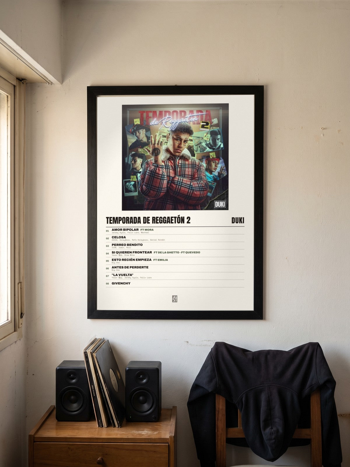 Póster de Temporada de Reggaetón 2 de Duki enmarcado en una pared