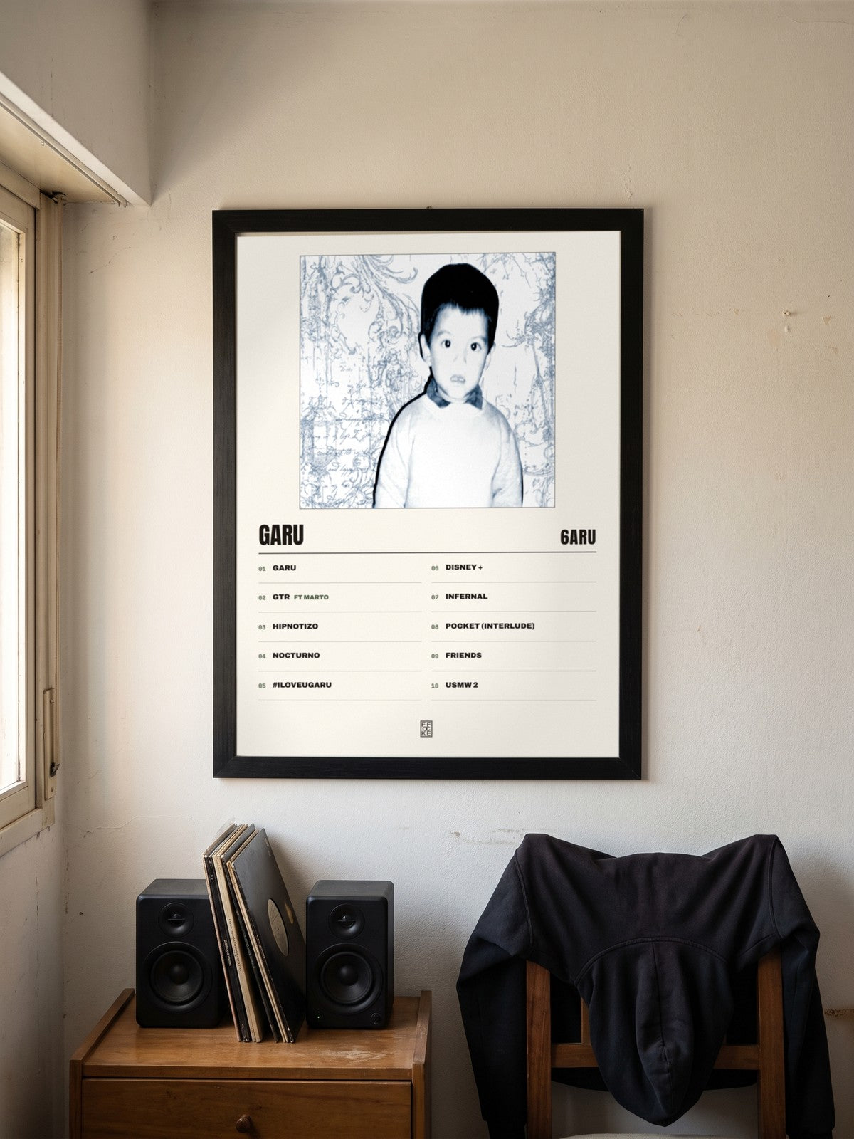 Póster de GARU de 6aru enmarcado en una pared