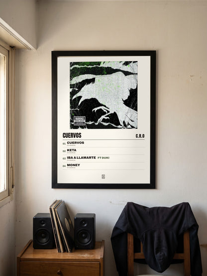 Póster de Cuervos de C.R.O enmarcado en una pared