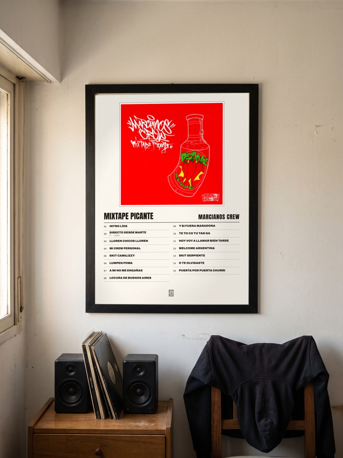Póster de Mixtape Picante de Marcianos Crew enmarcado en una pared