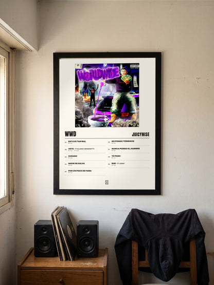Póster de WWD de JuicyNise enmarcado en una pared