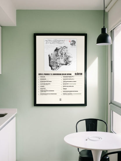 Póster de Entre el Progreso y el Caboverdeano (Deluxe Edition) de Clúster enmarcado en una pared