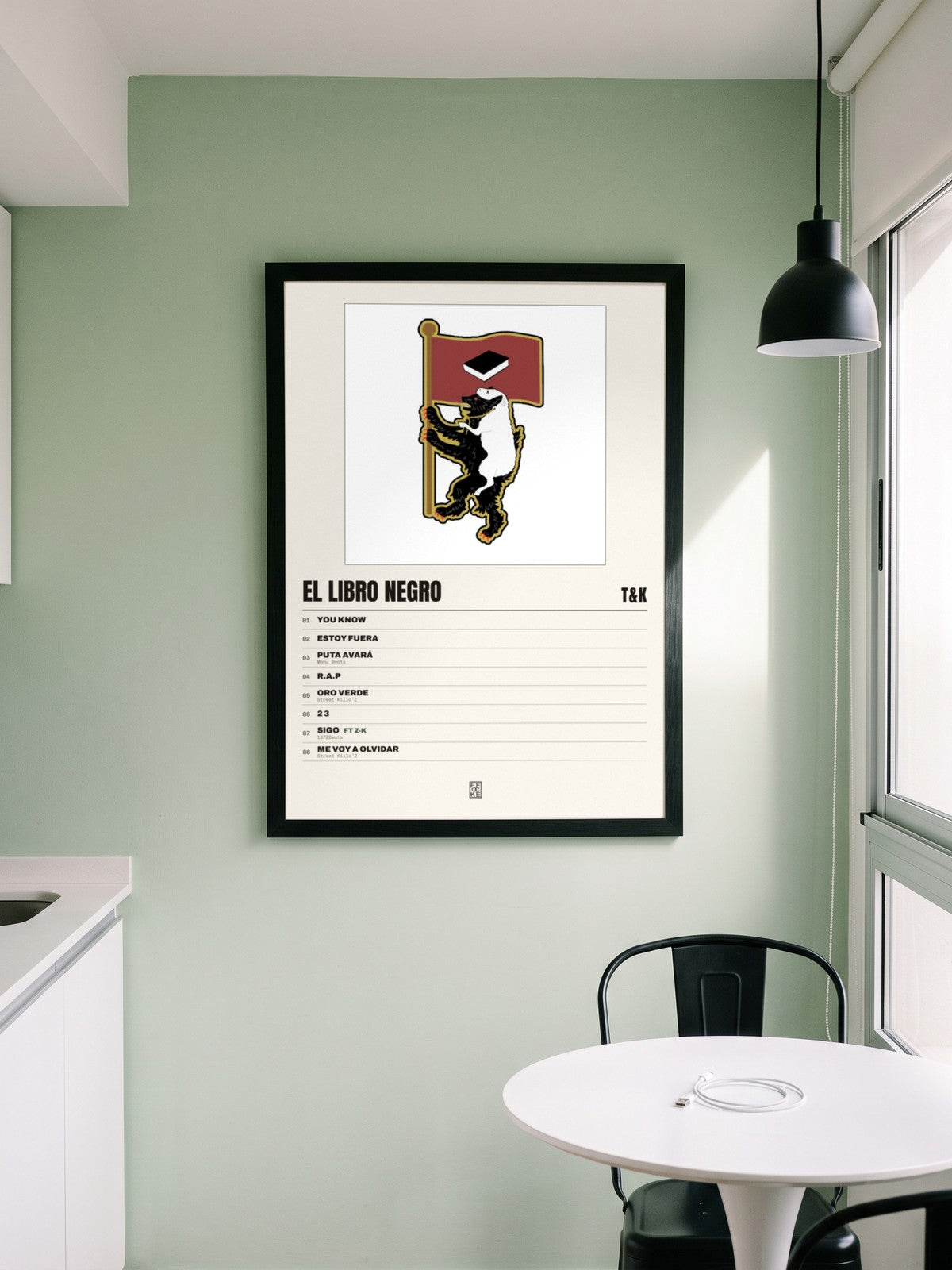 Póster de El Libro Negro de T&K enmarcado en una pared