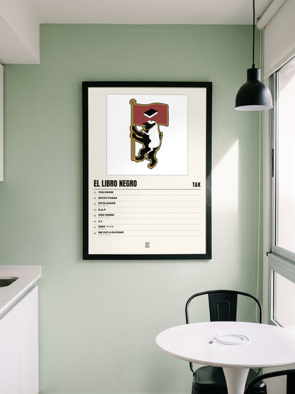Póster de El Libro Negro de T&K enmarcado en una pared