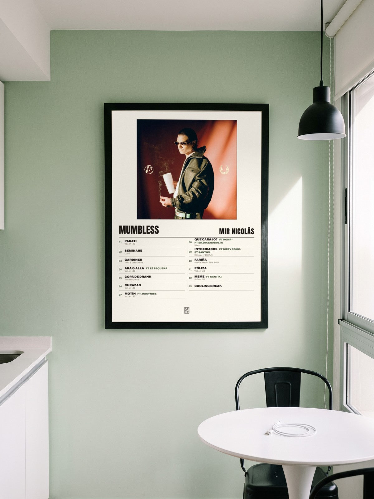 Póster de MUMBLESS de Mir Nicolás enmarcado en una pared