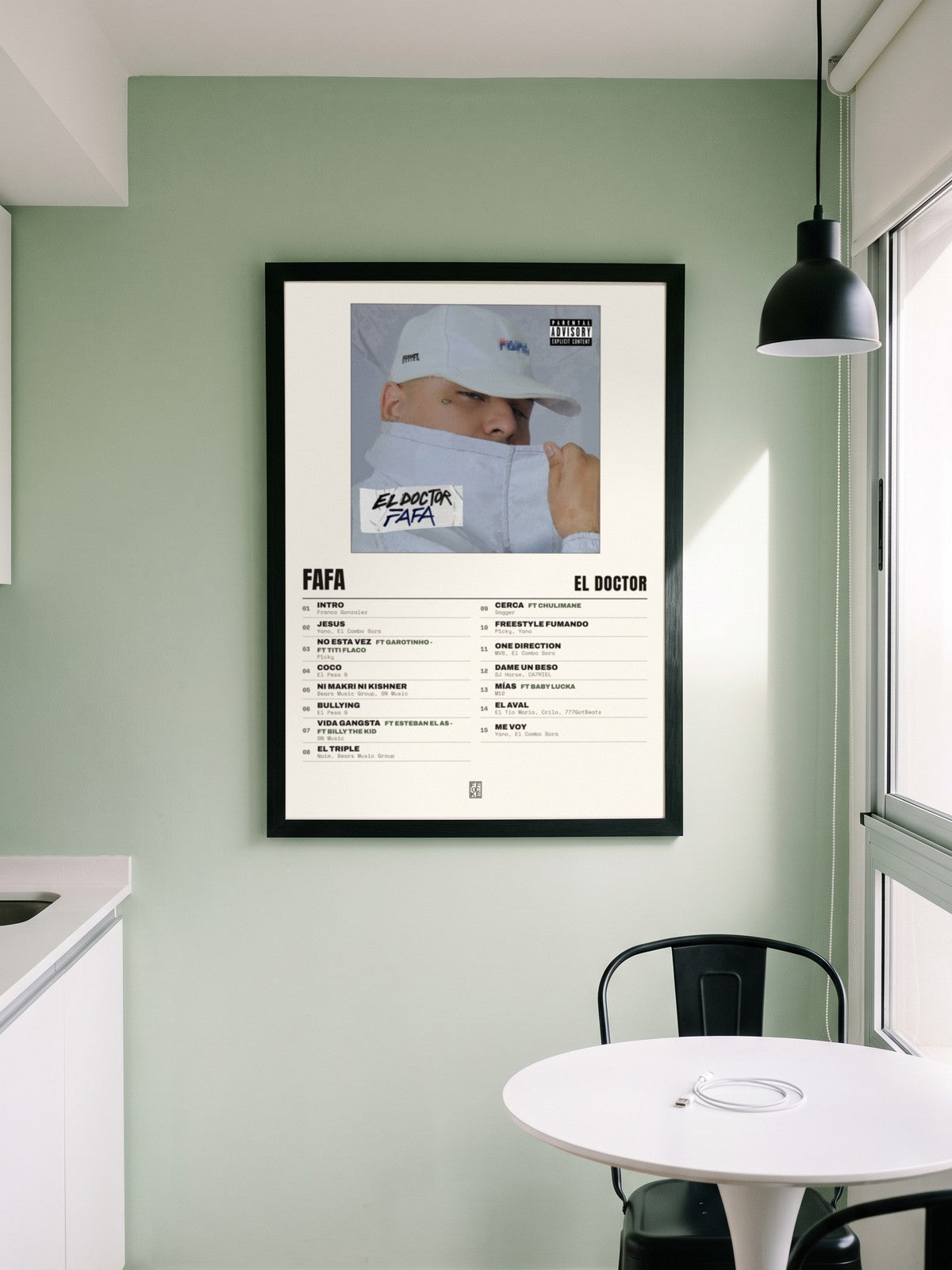 Póster de FAFA de El Doctor enmarcado en una pared