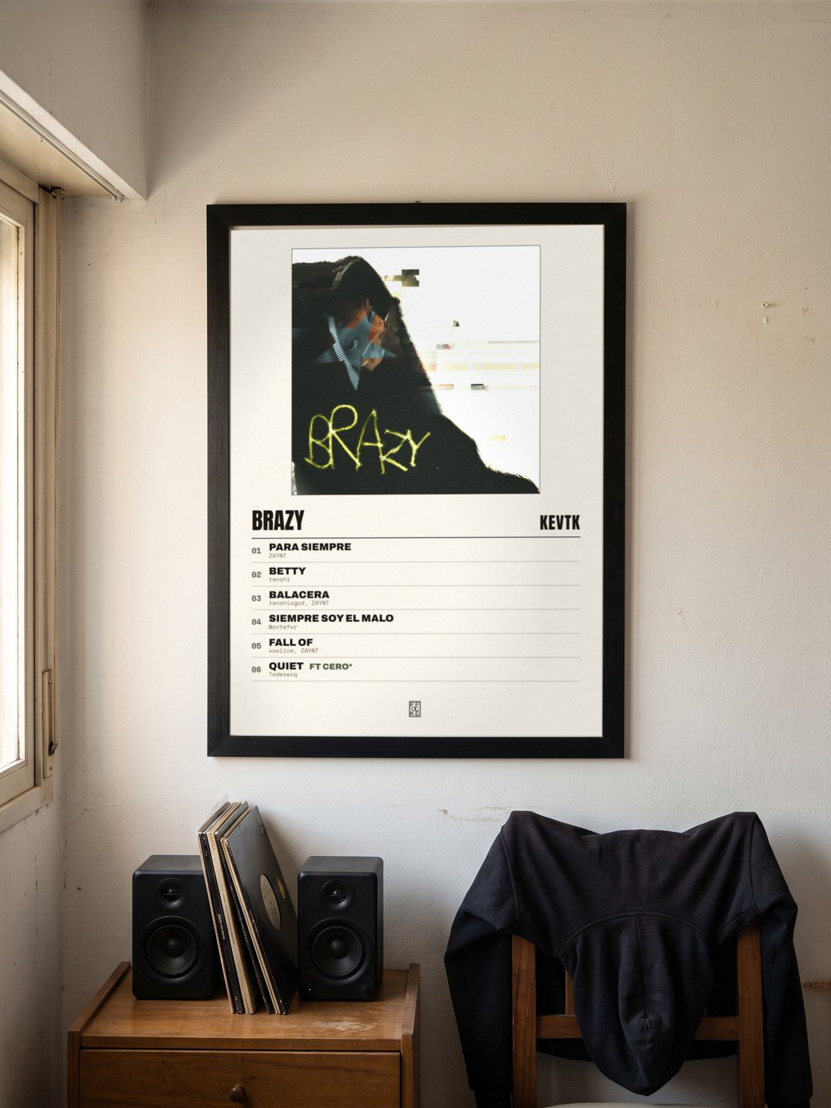 Póster de bRazy de KevTK enmarcado en una pared
