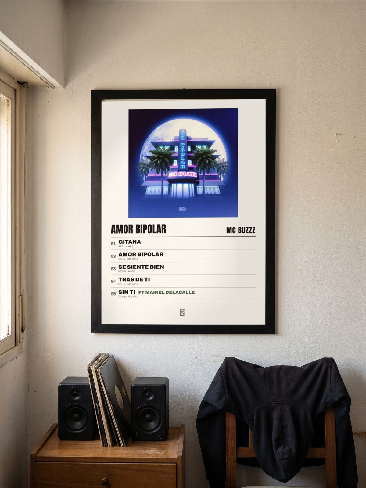 Póster de Amor Bipolar de MC Buzzz enmarcado en una pared