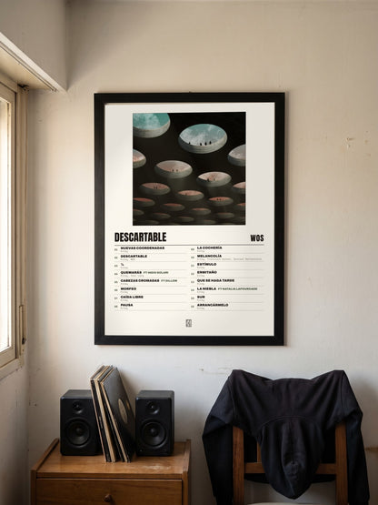 Póster de DESCARTABLE de WOS enmarcado en una pared
