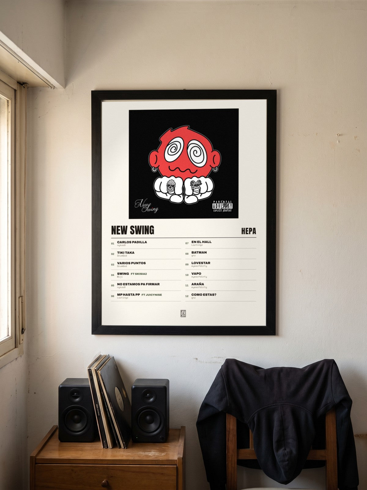 Póster de New Swing de Hepa enmarcado en una pared
