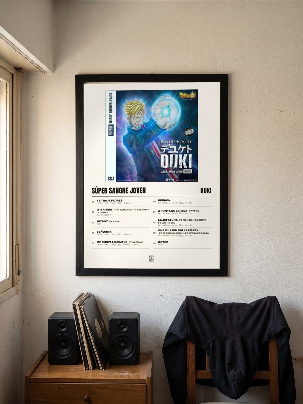 Póster de Súper Sangre Joven de Duki enmarcado en una pared