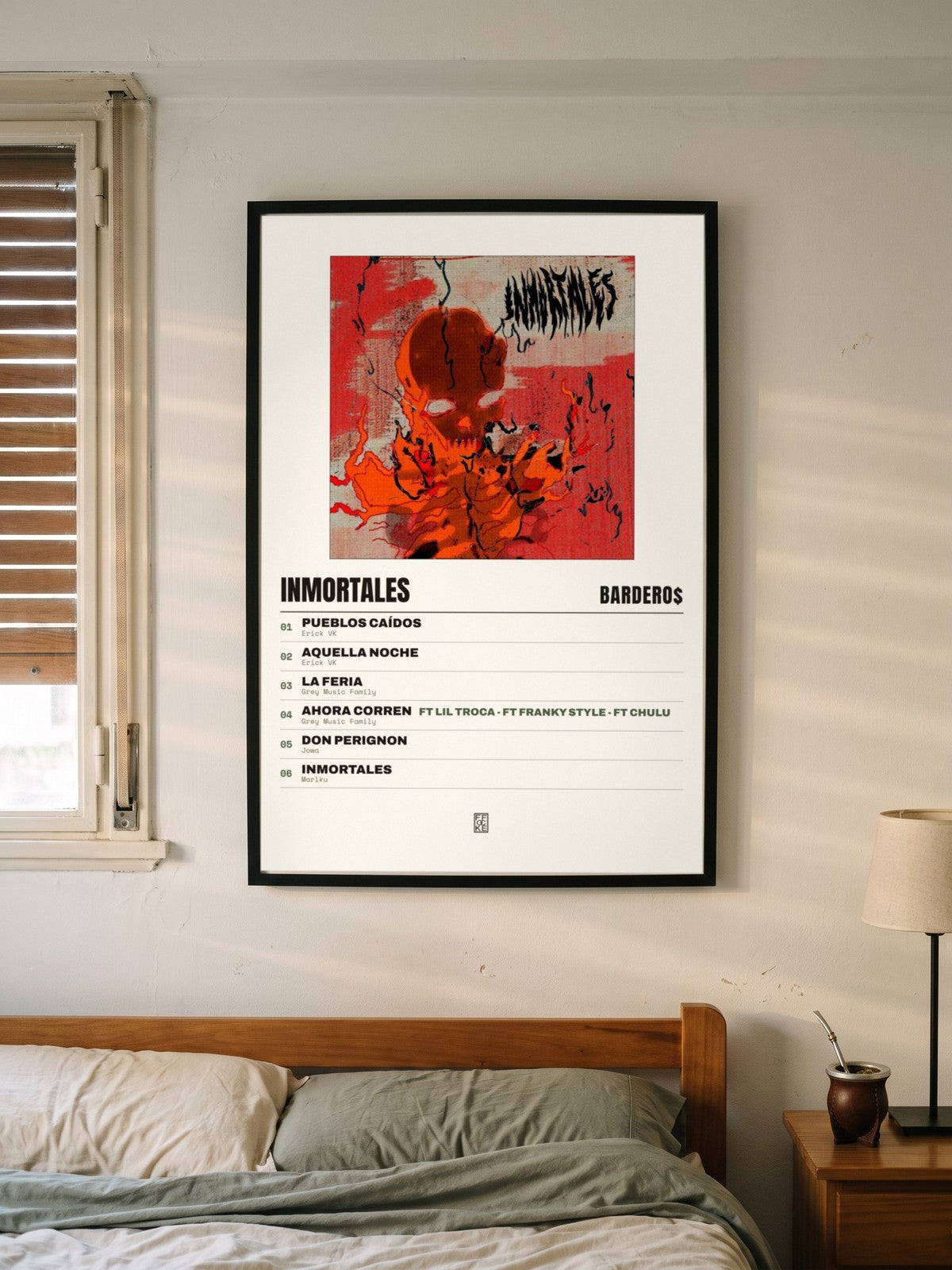 Póster de Inmortales de Bardero$ enmarcado en una pared