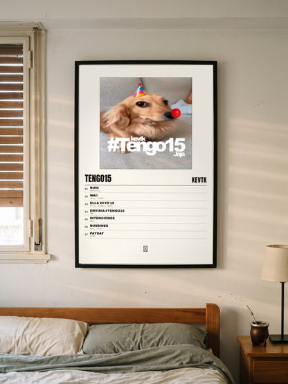 Póster de Tengo15 de KevTK enmarcado en una pared
