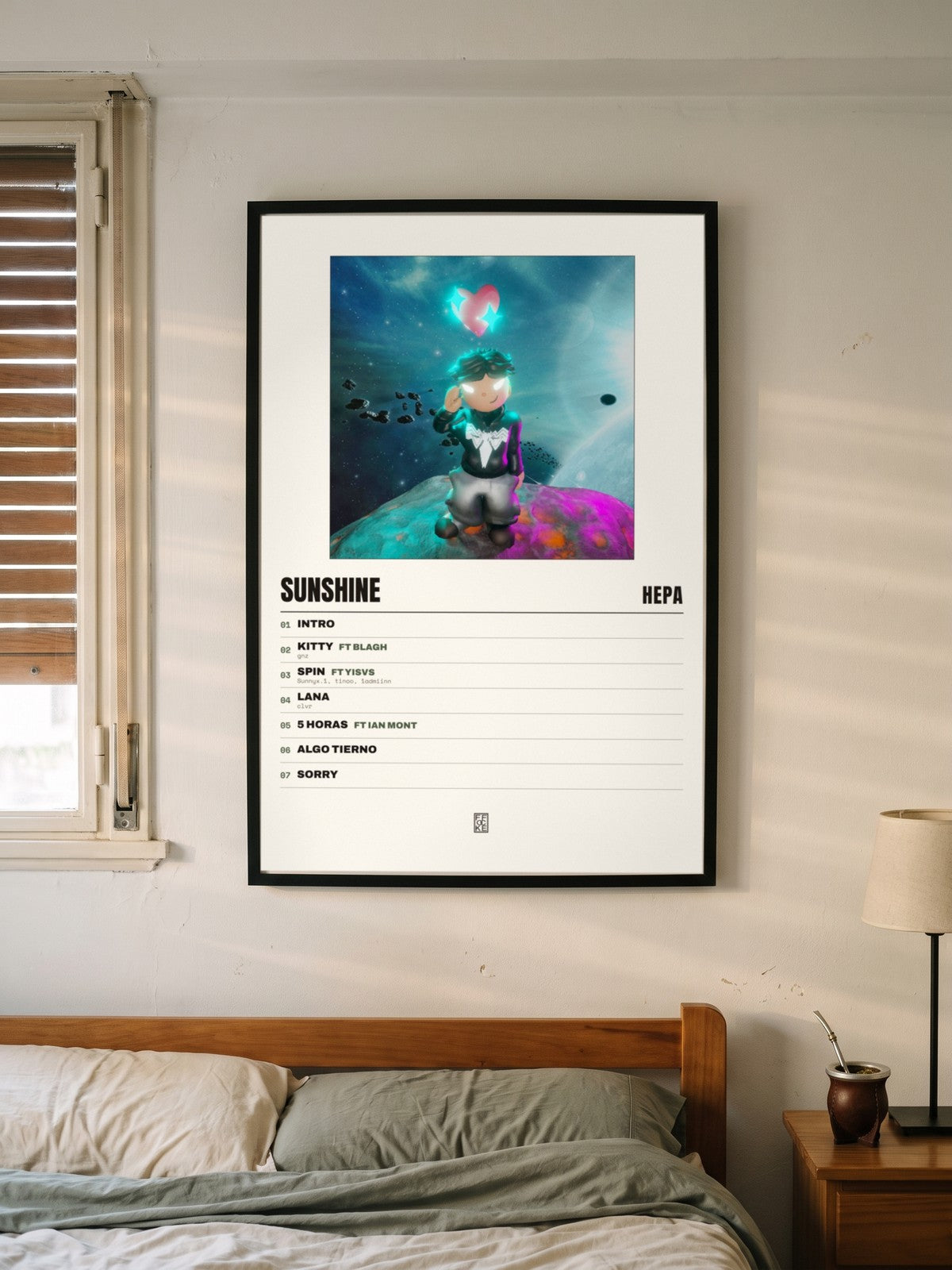 Póster de Sunshine de Hepa enmarcado en una pared